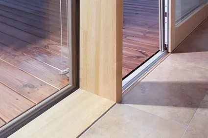 Balkon mit Holzdielen und Geländer