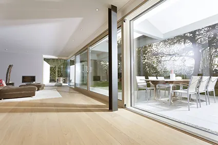 Moderne Fensterfront mit großen Glasflächen