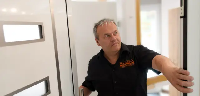 Andreas Keil prüft den Sitz einer eingebauten Tür